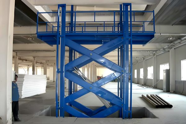 固定式货物升降平台的优缺点分析_物流仓储与工业应用的核心选择