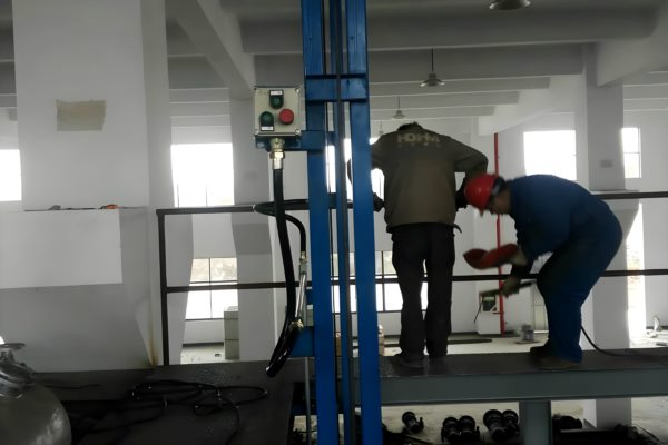 固定导轨式液压升降平台安装注意事项方法